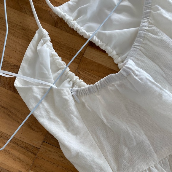 cotton/linen
Halter, adjustable
Invisible zip fastening at side
Lined bust - Picture 5 of 6